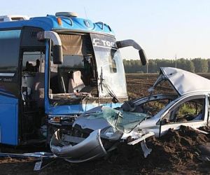 ДТП на Алтае: при столкновении Toyota Vitz, Toyota Camry и пассажирского автобуса погибла семья
