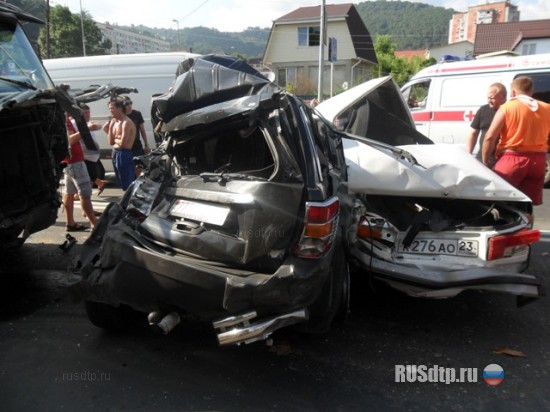 ДТП в Сочи: 16.08 в Лазаревском районе грузовик SCANIA разбил 6 автомобилей (ФОТО)