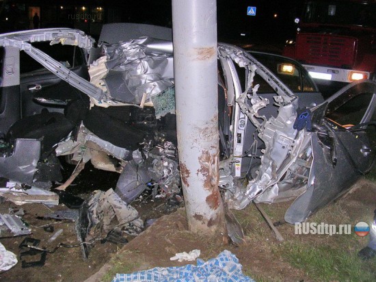 ДТП в Томске: Toyota Corolla разорвало о столб - погибло 2 молодых парня